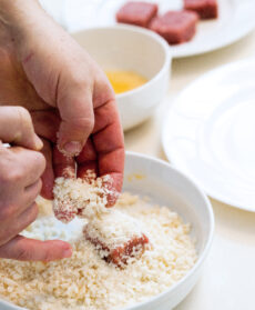 battuta-croccante-di-filetto-con-fonduta-e-spinaci step