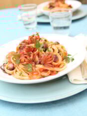 bavette-al-sugo-di-pomodoro-piccante-con-olive-e-moscardini