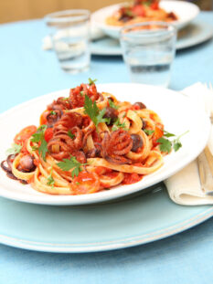 bavette-al-sugo-di-pomodoro-piccante-con-olive-e-moscardini