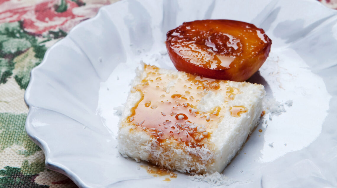 biancomangiare-al-cocco-con-pesche-caramellate