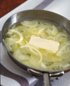 bigoli-in-salsa-di-cipolle-e-acciughe