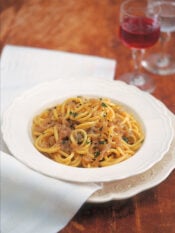 bigoli-in-salsa-di-cipolle-e-acciughe ricetta