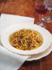I bigoli in salsa di cipolle e acciughe