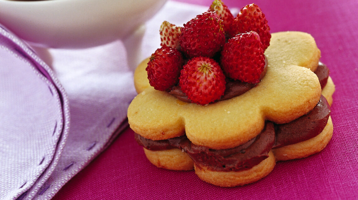 biscotti-ripieni-con-fragoline-di-bosco ricetta