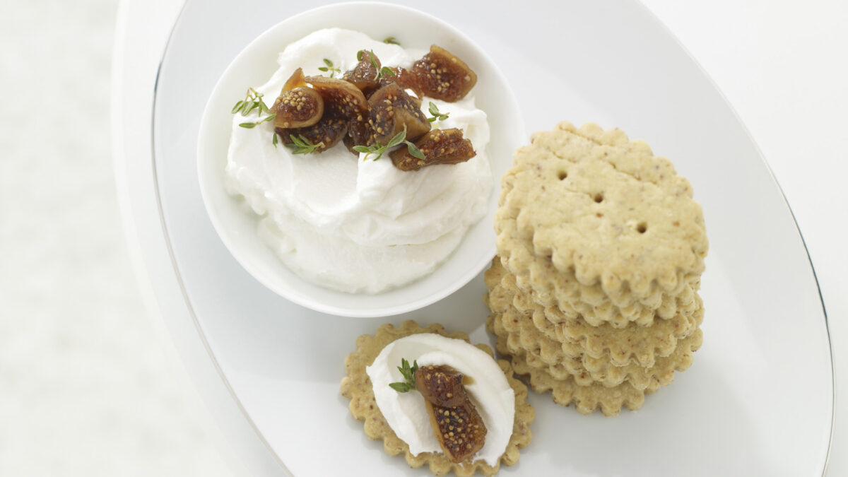 Biscottini con formaggio di capra e composta di fichi