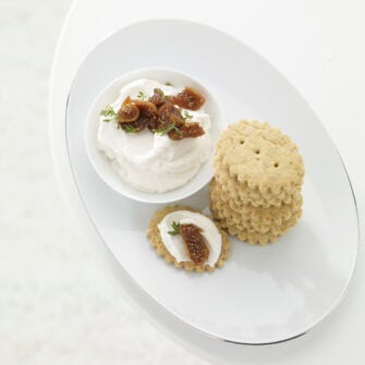 biscottini-alle-mandorle-con-formaggio-di-capra-e-composta-di-fichi-secchi