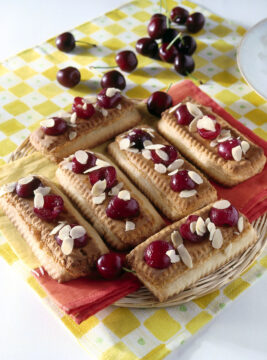 biscottini-con-ciliegie-e-marzapane