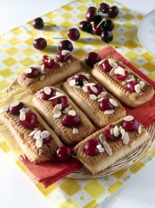 Biscottini con ciliegie e marzapane