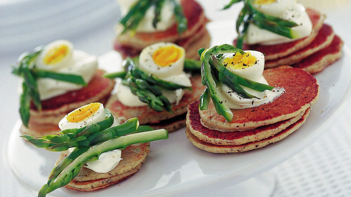 I blinis con asparagi e uova di quaglia