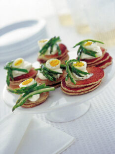 blinis-con-asparagi-e-uova-di-quaglia