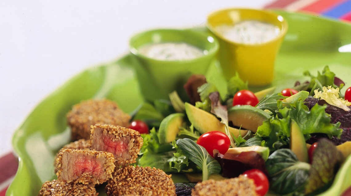 bocconcini-di-manzo-al-sesamo-con-insalata