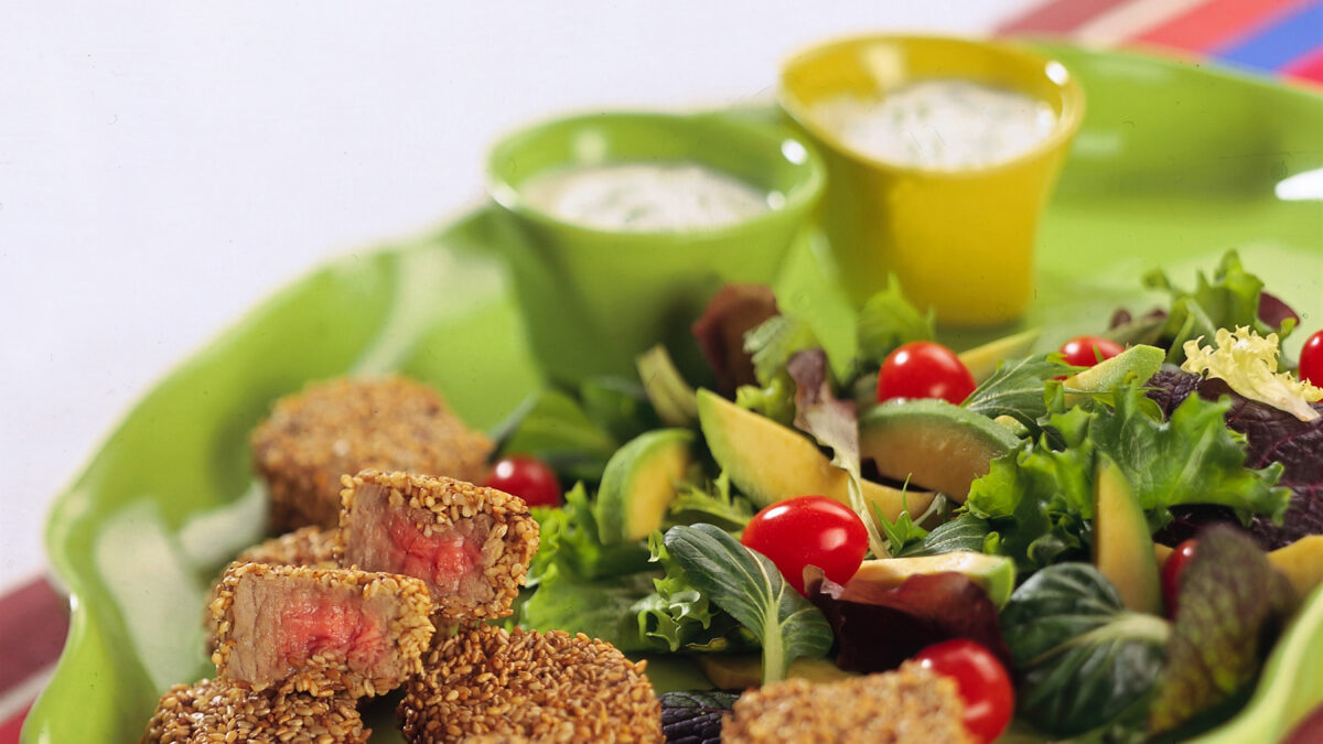 Bocconcini di manzo al sesamo con insalata