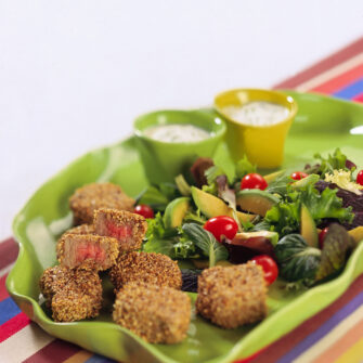 bocconcini-di-manzo-al-sesamo-con-insalata