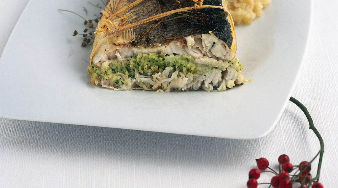 branzino-alle-mandorle-con-crema-di-cipolle ricetta