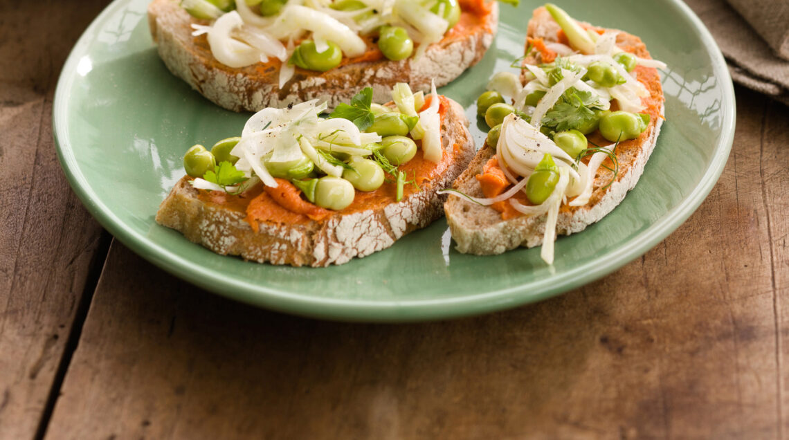 bruschette-ricche-con-insalatina-ai-finocchi