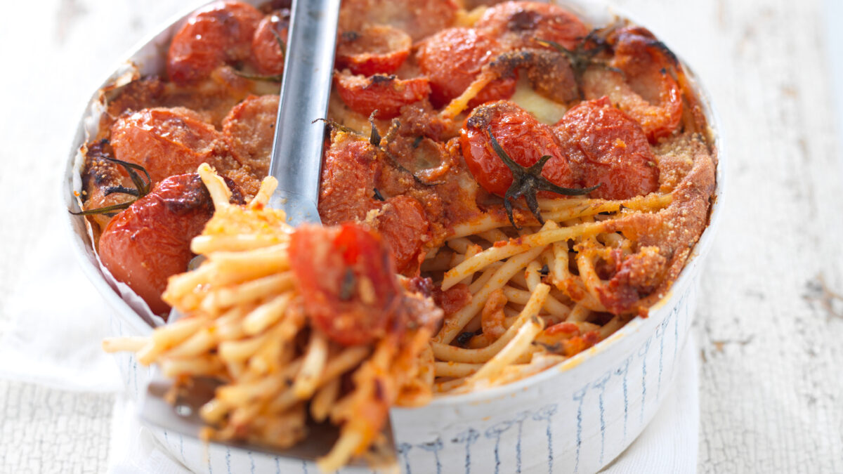 Bucatini alla pizzaiola, la ricetta in forma