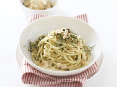 bucatini-con-olive-verdi-pinoli-e-finocchietto