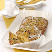 cake-allo-yogurt-con-crosta-di-noci-e-pistacchi