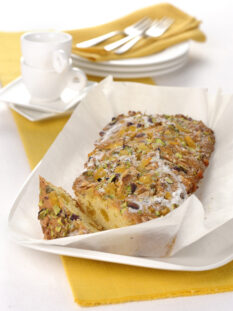 cake-allo-yogurt-con-crosta-di-noci-e-pistacchi