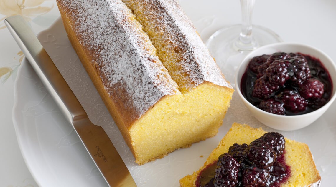 cake-di-farina-gialla-con-composta-di-more