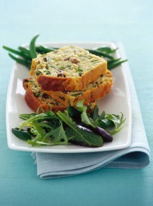 Il cake salato farcito con noci e roquefort