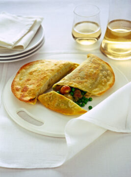 calzoncini-con-piselli-salsiccia-e-cipolline