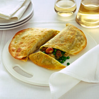 calzoncini-con-piselli-salsiccia-e-cipolline