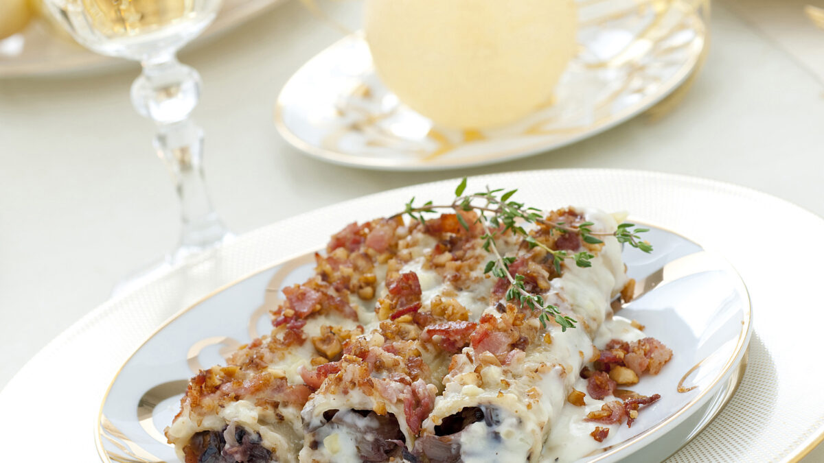 Cannelloni al radicchio con bacon e trito di nocciole