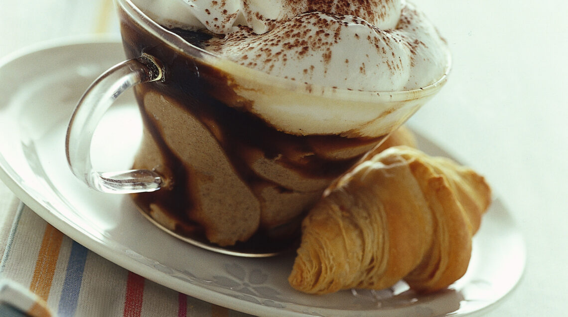 cappuccino-con-panna-e-minibrioche ricetta