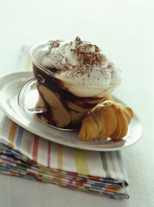 Il cappuccino con panna e minibrioche