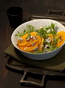 Carpaccio di cachi con gorgonzola piccante, rucola e nocciole
