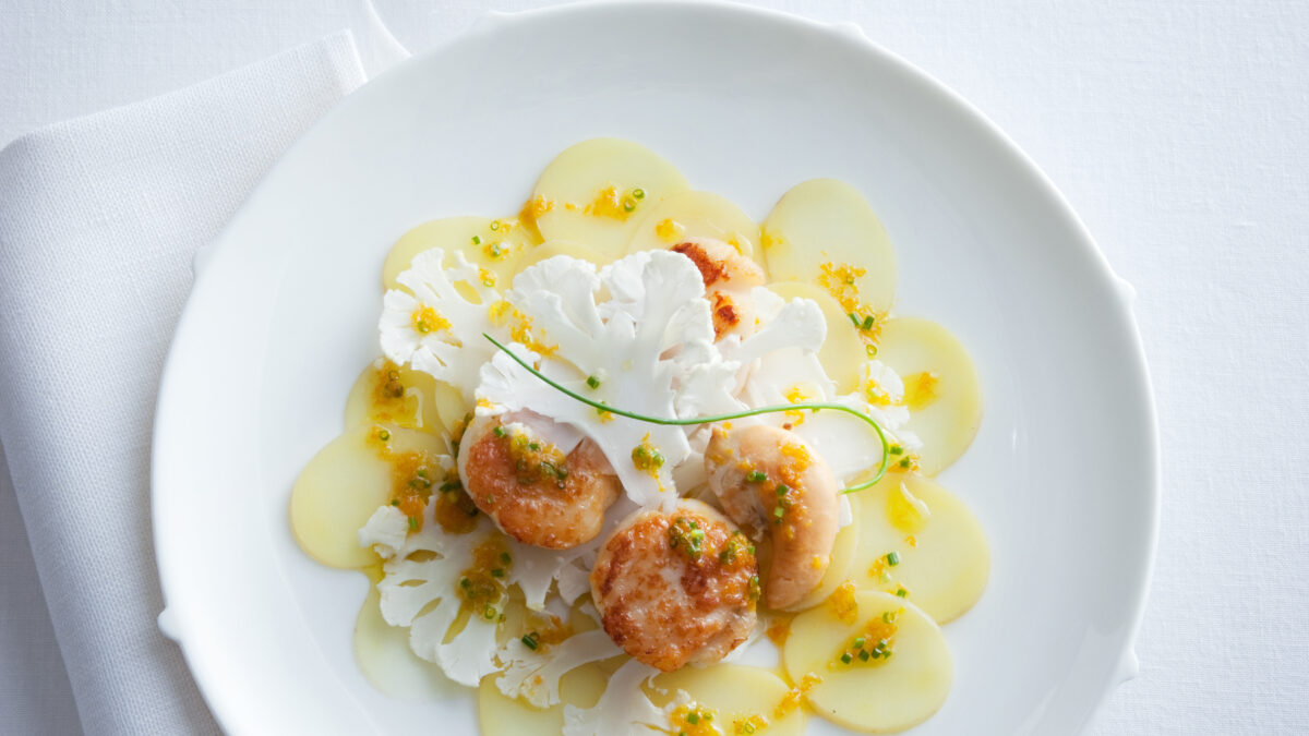 Carpaccio di cavolfiore e patate con noci di capesante all’arancia