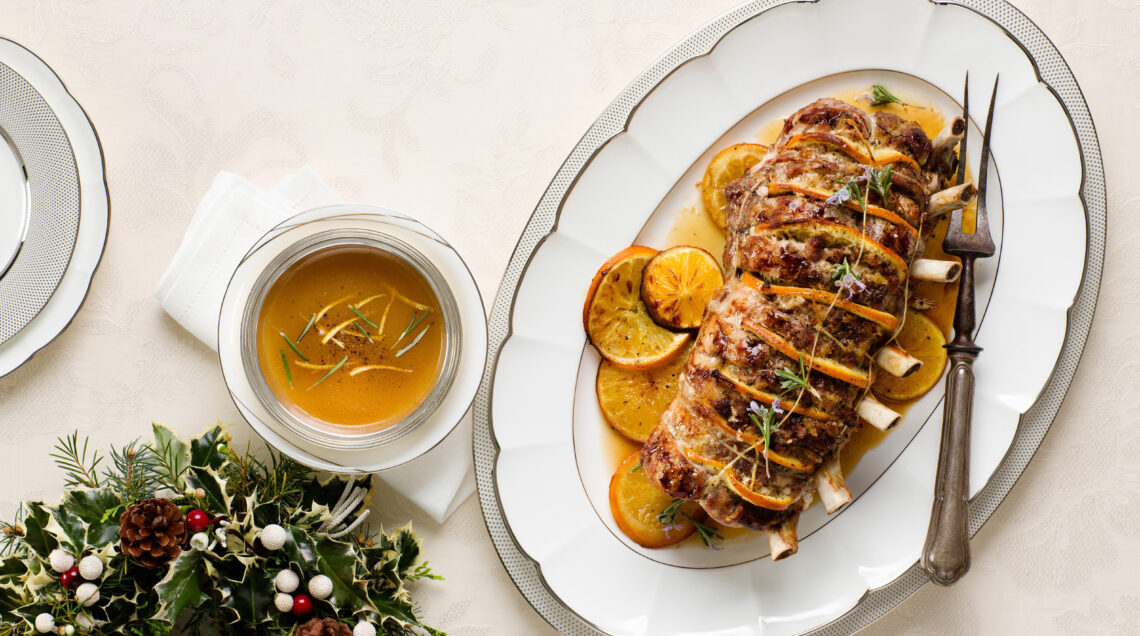 carre-di-maiale-con-salsiccia-e-arance foto