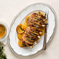 carre-di-maiale-con-salsiccia-e-arance foto