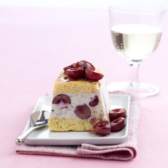 Fetta di semifreddo o cassatina alle ciliegie con due strati di pan di spagna esterno, ripieno di crema di ricotta e ciliegie candite o sciroppate, guarnita in superficie.