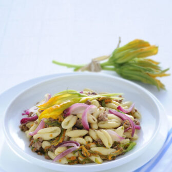 cavatelli-con-fiori-di-zucca-e-briciole-di-salsiccia
