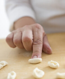 cavatelli-con-pure-di-cicerchie-e-cardoncelli foto