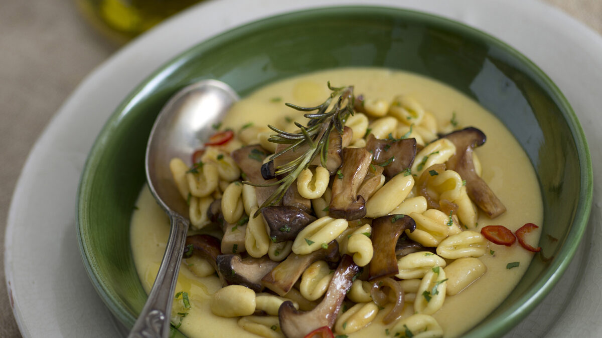 Cavatelli con purè di cicerchie e cardoncelli