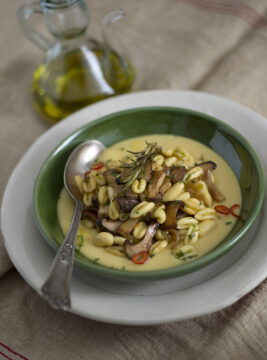 cavatelli-con-pure-di-cicerchie-e-cardoncelli immagine