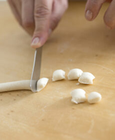 cavatelli-con-pure-di-cicerchie-e-cardoncelli ricetta