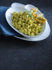 I cellentani con crema di fave e pepe nero
