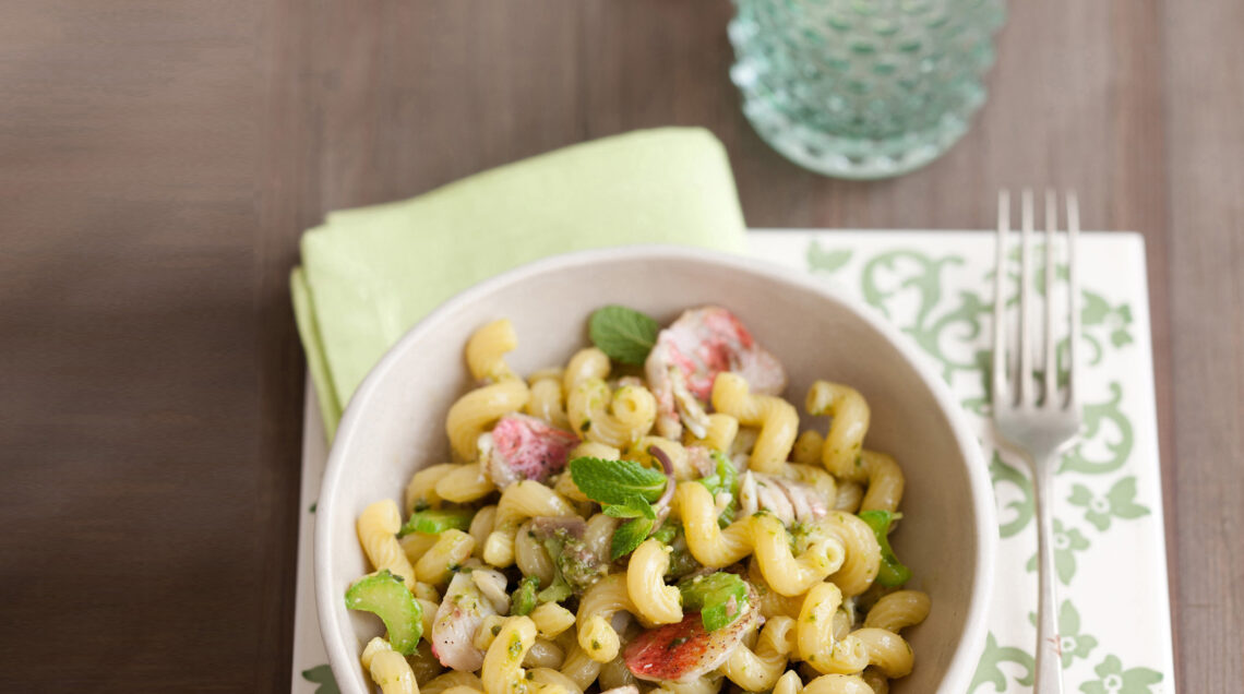 cellentani-con-triglie-e-pesto-di-acciughe-alla-menta