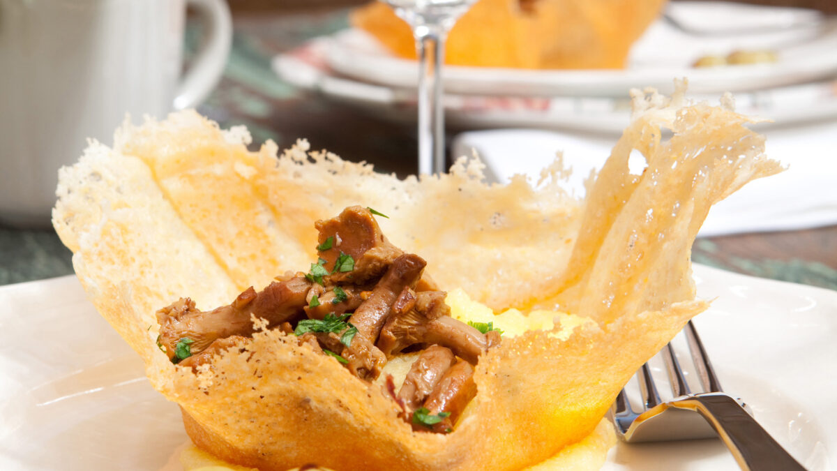 Cestini di funghi con polenta e uva caramellata