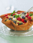 cestino-croccante-ripieno-di-cuscus-ai-frutti-di-bosco