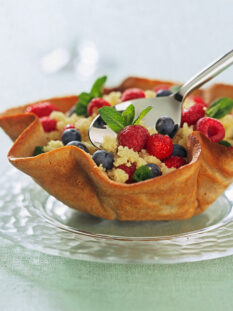cestino-croccante-ripieno-di-cuscus-ai-frutti-di-bosco