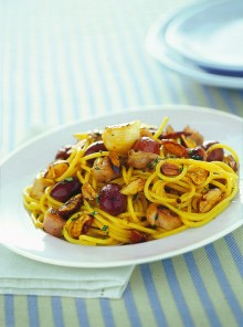 Le chitarrine con coniglio, olive e mandorle piccanti