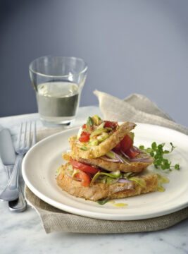 Cialledda fredda pugliese con carosello e pomodori freschiCialledda fredda pugliese con carosello e pomodori freschi