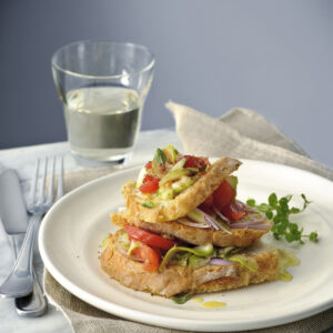 Cialledda fredda pugliese con carosello e pomodori freschiCialledda fredda pugliese con carosello e pomodori freschi