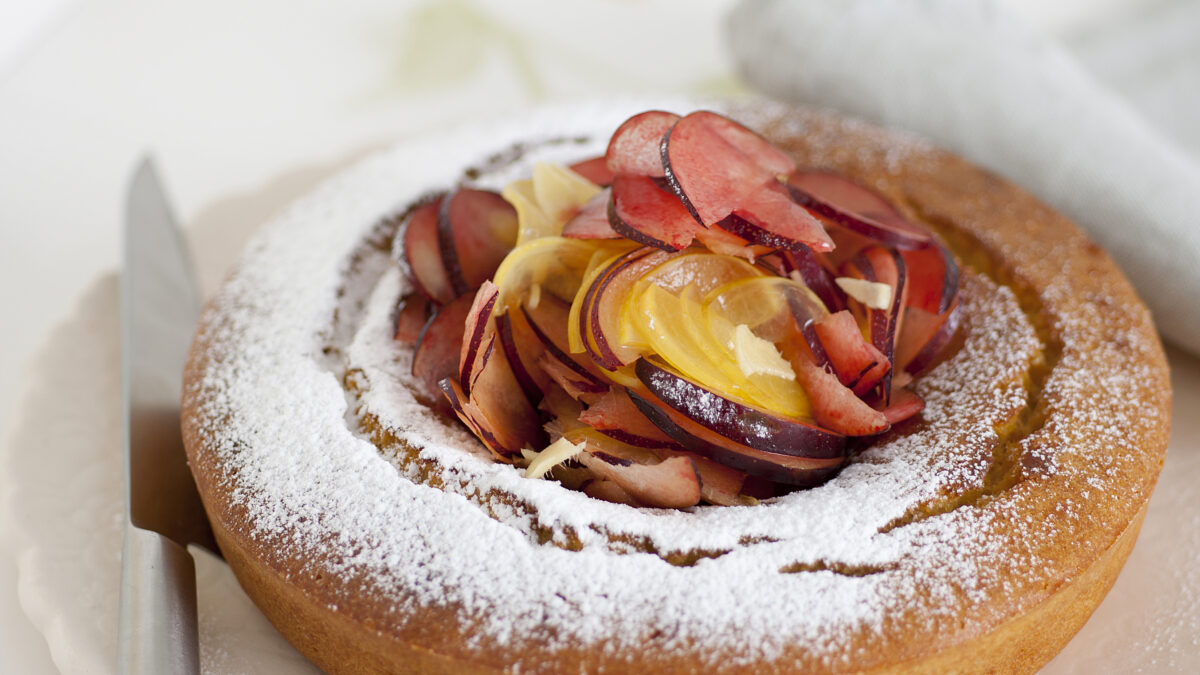 Ciambella alle albicocche con prugne allo zenzero