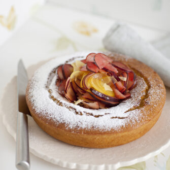 ciambella-alle-albicocche-con-prugne-allo-zenzero